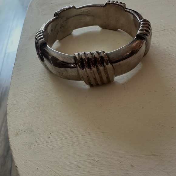 Silver Ring with Ribbed Design - Picture 3 of 4